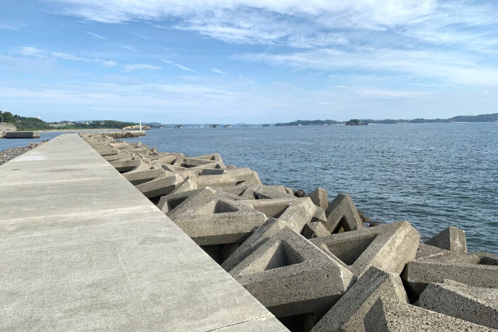 吉田花渕漁港の堤防外側の画像