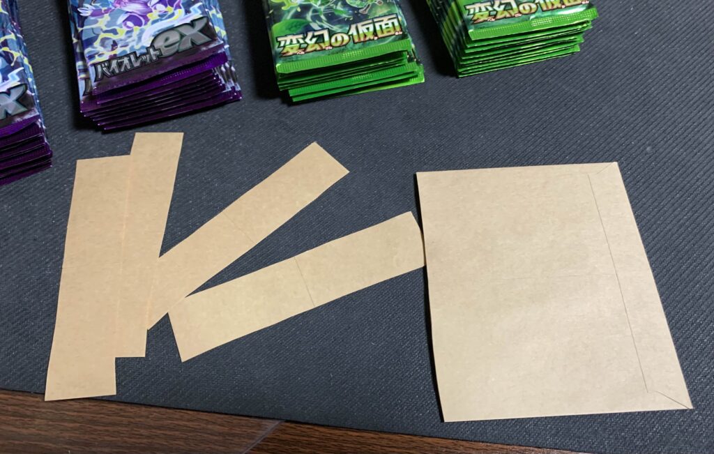 カードパックを梱包する際に封筒を帯状にしてまとめている様子